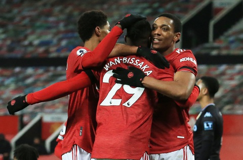 Đánh bại Aston Villa 2-1, Man United tạm bắt kịp Liverpool - Ảnh 1. Đánh bại Aston Villa 2-1, Man United tạm bắt kịp Liverpool - Ảnh 1.