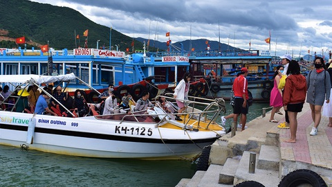 Du lịch biển hút, nhiều khu nghỉ dưỡng hạng sang kín chỗ - Ảnh 1. Du lịch biển hút, nhiều khu nghỉ dưỡng hạng sang kín chỗ - Ảnh 1.