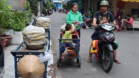 Chuyện tình những đôi đũa lệch - Kỳ 1: Vua bắp Sài Gòn và nàng Lọ Lem khập khiễng - Ảnh 1. Chuyện tình những đôi đũa lệch - Kỳ 1: Vua bắp Sài Gòn và nàng Lọ Lem khập khiễng - Ảnh 1.