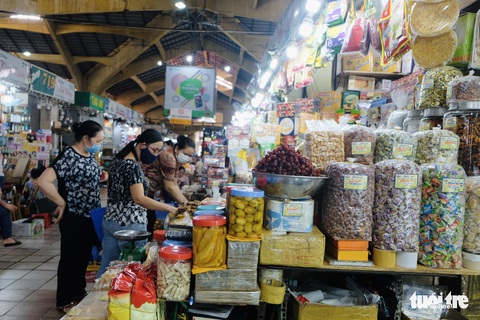 Giáp tết, khách quen tìm tới ủng hộ tiểu thương chợ Bến Thành - Ảnh 11. Giáp tết, khách quen tìm tới ủng hộ tiểu thương chợ Bến Thành - Ảnh 11.