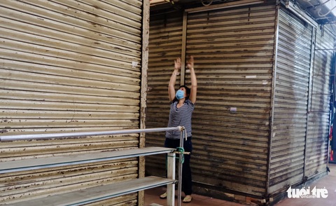 Giáp tết, khách quen tìm tới ủng hộ tiểu thương chợ Bến Thành - Ảnh 4. Giáp tết, khách quen tìm tới ủng hộ tiểu thương chợ Bến Thành - Ảnh 4.