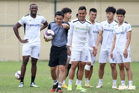 Công Phượng, Tuấn Anh cùng HAGL tập sảng khoái với HLV Kiatisak - Ảnh 2. Công Phượng, Tuấn Anh cùng HAGL tập sảng khoái với HLV Kiatisak - Ảnh 2.
