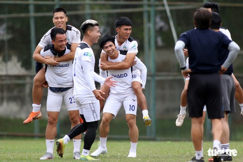 Công Phượng, Tuấn Anh cùng HAGL tập sảng khoái với HLV Kiatisak - Ảnh 5. Công Phượng, Tuấn Anh cùng HAGL tập sảng khoái với HLV Kiatisak - Ảnh 5.