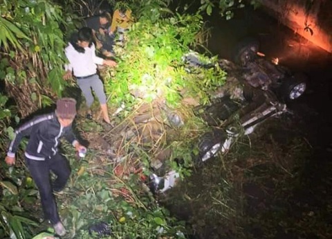 Xe bán tải lao xuống suối lật ngửa, 2 người chết, 4 người bị thương - Ảnh 1. Xe bán tải lao xuống suối lật ngửa, 2 người chết, 4 người bị thương - Ảnh 1.