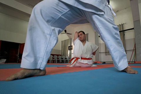 Ý chí của võ sĩ karate không chân tay - Ảnh 1. Ý chí của võ sĩ karate không chân tay - Ảnh 1.