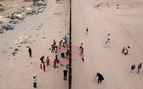 Teeter Totter Wall: Vinh danh bập bênh ở biên giới Mỹ - Mexico - Ảnh 4. Teeter Totter Wall: Vinh danh bập bênh ở biên giới Mỹ - Mexico - Ảnh 4.