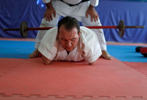 Ý chí của võ sĩ karate không chân tay - Ảnh 4. Ý chí của võ sĩ karate không chân tay - Ảnh 4.