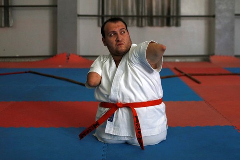 Ý chí của võ sĩ karate không chân tay - Ảnh 7. Ý chí của võ sĩ karate không chân tay - Ảnh 7.