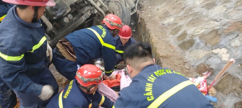 Đâm vào taluy, xe đầu kéo lật nghiêng, tài xế tử vong trên Sa Pa - Ảnh 3. Đâm vào taluy, xe đầu kéo lật nghiêng, tài xế tử vong trên Sa Pa - Ảnh 3.