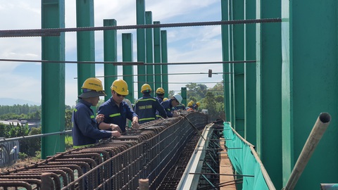 Tất bật trên công trình cao tốc Phan Thiết - Dầu Giây - Ảnh 2. Tất bật trên công trình cao tốc Phan Thiết - Dầu Giây - Ảnh 2.