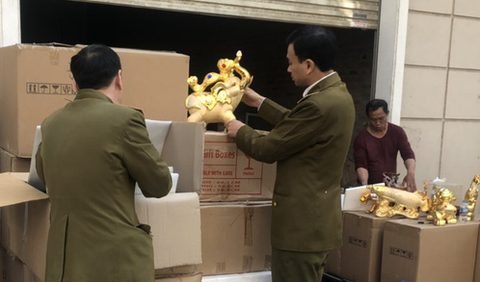 Tạm giữ hàng nghìn vỏ chai, chai rượu trâu chiết từ can nhựa nhưng dán nhãn nước ngoài - Ảnh 1. Tạm giữ hàng nghìn vỏ chai, chai rượu trâu chiết từ can nhựa nhưng dán nhãn nước ngoài - Ảnh 1.