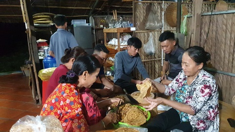 Bánh mứt quê gửi chiến sĩ biên giới Tây Nam ăn tết - Ảnh 2. Bánh mứt quê gửi chiến sĩ biên giới Tây Nam ăn tết - Ảnh 2.