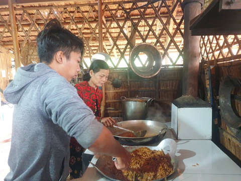 Bánh mứt quê gửi chiến sĩ biên giới Tây Nam ăn tết - Ảnh 1. Bánh mứt quê gửi chiến sĩ biên giới Tây Nam ăn tết - Ảnh 1.