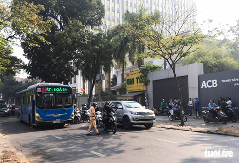 Người phụ nữ bị xe buýt tông chết khi đang đi bộ qua đường - Ảnh 1. Người phụ nữ bị xe buýt tông chết khi đang đi bộ qua đường - Ảnh 1.