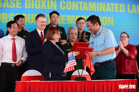 Công bố quy trình làm sạch dioxin ở sân bay Biên Hòa - Ảnh 12. Công bố quy trình làm sạch dioxin ở sân bay Biên Hòa - Ảnh 12.