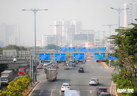 TP.HCM sương mù dày đặc từ sáng tới trưa - Ảnh 6.
