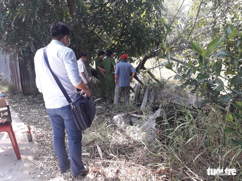 Phát hiện thi thể người đàn ông 2 tay bị quấn vải trôi trên kênh - Ảnh 2. Phát hiện thi thể người đàn ông 2 tay bị quấn vải trôi trên kênh - Ảnh 2.
