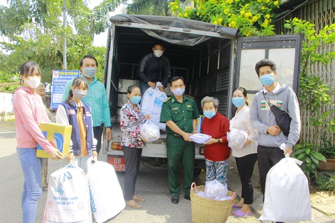 Bánh mứt quê gửi chiến sĩ biên giới Tây Nam ăn tết - Ảnh 7. Bánh mứt quê gửi chiến sĩ biên giới Tây Nam ăn tết - Ảnh 7.