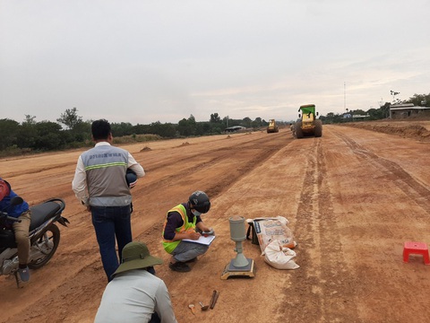Tất bật trên công trình cao tốc Phan Thiết - Dầu Giây - Ảnh 7. Tất bật trên công trình cao tốc Phan Thiết - Dầu Giây - Ảnh 7.