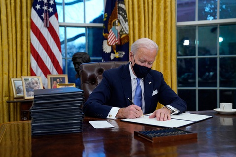 Ngồi vào Phòng Bầu dục, Tổng thống Biden ký ngay 15 sắc lệnh - Ảnh 1. Ngồi vào Phòng Bầu dục, Tổng thống Biden ký ngay 15 sắc lệnh - Ảnh 1.