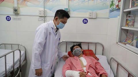 15 bác sĩ hợp sức cứu học sinh vỡ tạng rỗng sau tai nạn giao thông - Ảnh 1. 15 bác sĩ hợp sức cứu học sinh vỡ tạng rỗng sau tai nạn giao thông - Ảnh 1.