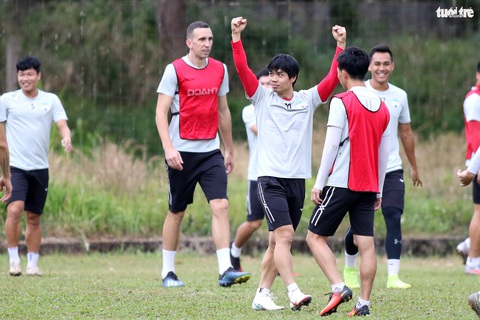 Kiatisak trêu ghẹo cầu thủ trước ngày ra mắt khán giả sân nhà Pleiku - Ảnh 8. Kiatisak trêu ghẹo cầu thủ trước ngày ra mắt khán giả sân nhà Pleiku - Ảnh 8.