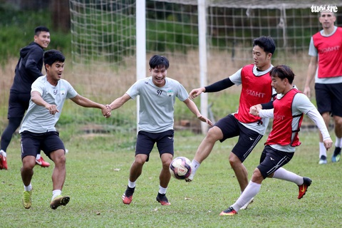 Kiatisak trêu ghẹo cầu thủ trước ngày ra mắt khán giả sân nhà Pleiku - Ảnh 6. Kiatisak trêu ghẹo cầu thủ trước ngày ra mắt khán giả sân nhà Pleiku - Ảnh 6.