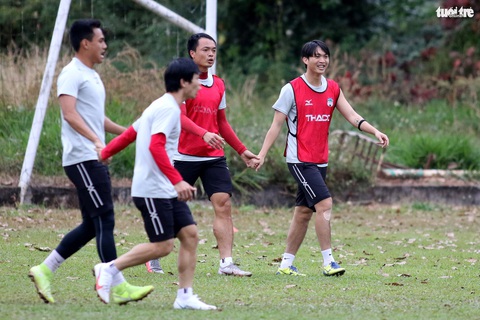 Kiatisak trêu ghẹo cầu thủ trước ngày ra mắt khán giả sân nhà Pleiku - Ảnh 7. Kiatisak trêu ghẹo cầu thủ trước ngày ra mắt khán giả sân nhà Pleiku - Ảnh 7.
