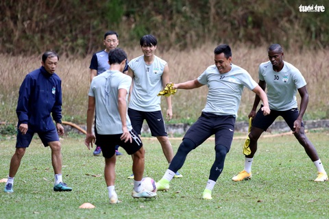 Kiatisak trêu ghẹo cầu thủ trước ngày ra mắt khán giả sân nhà Pleiku - Ảnh 10. Kiatisak trêu ghẹo cầu thủ trước ngày ra mắt khán giả sân nhà Pleiku - Ảnh 10.