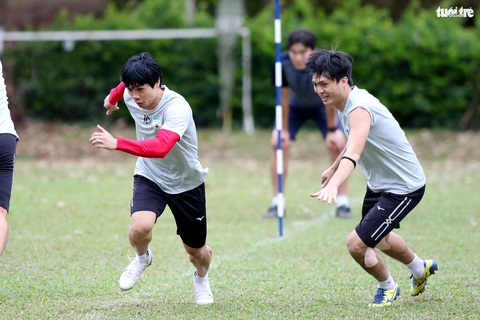 Kiatisak trêu ghẹo cầu thủ trước ngày ra mắt khán giả sân nhà Pleiku - Ảnh 13. Kiatisak trêu ghẹo cầu thủ trước ngày ra mắt khán giả sân nhà Pleiku - Ảnh 13.
