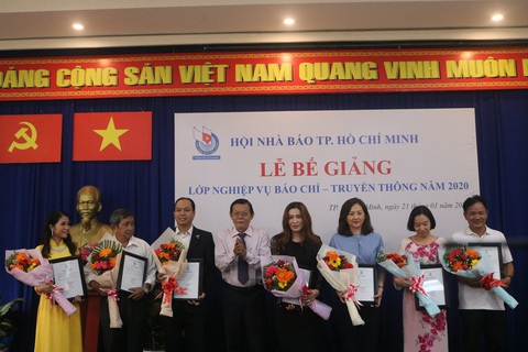 70 học viên hoàn thành lớp bồi dưỡng nghiệp vụ báo chí năm 2020 - Ảnh 1. 70 học viên hoàn thành lớp bồi dưỡng nghiệp vụ báo chí năm 2020 - Ảnh 1.