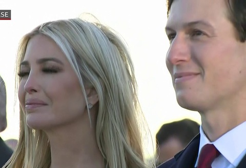 Ivanka khóc trong ngày cha mãn nhiệm - Ảnh 1. Ivanka khóc trong ngày cha mãn nhiệm - Ảnh 1.