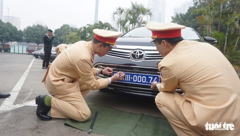 Kiểm định, gắn biển tạm thời cho 109 ôtô phục vụ Đại hội XIII - Ảnh 2. Kiểm định, gắn biển tạm thời cho 109 ôtô phục vụ Đại hội XIII - Ảnh 2.