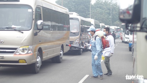 Kiểm định, gắn biển tạm thời cho 109 ôtô phục vụ Đại hội XIII - Ảnh 7. Kiểm định, gắn biển tạm thời cho 109 ôtô phục vụ Đại hội XIII - Ảnh 7.