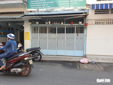 Hai tên cướp lao như tên bay giật điện thoại của hai cô gái đi trên đường - Ảnh 2. Hai tên cướp lao như tên bay giật điện thoại của hai cô gái đi trên đường - Ảnh 2.