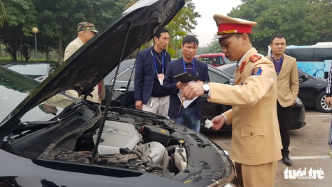 Kiểm định, gắn biển tạm thời cho 109 ôtô phục vụ Đại hội XIII - Ảnh 3. Kiểm định, gắn biển tạm thời cho 109 ôtô phục vụ Đại hội XIII - Ảnh 3.