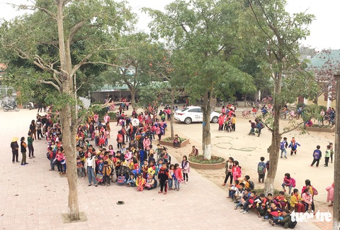 Cháy lớp học giữa trưa, hàng trăm học sinh tiểu học sơ tán - Ảnh 2. Cháy lớp học giữa trưa, hàng trăm học sinh tiểu học sơ tán - Ảnh 2.