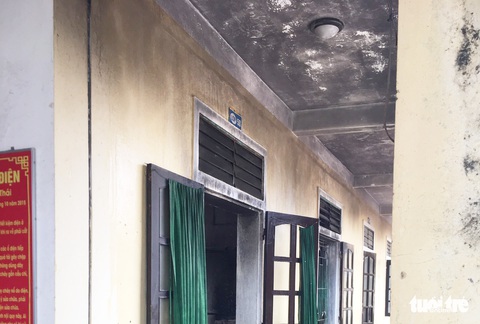 Cháy lớp học giữa trưa, hàng trăm học sinh tiểu học sơ tán - Ảnh 4. Cháy lớp học giữa trưa, hàng trăm học sinh tiểu học sơ tán - Ảnh 4.