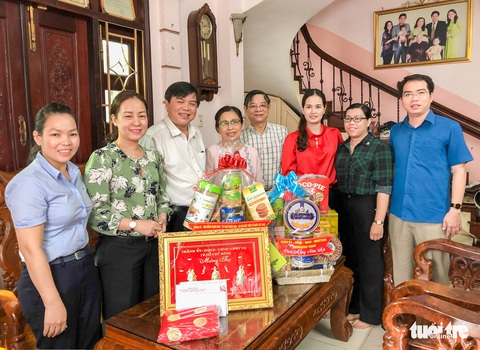 HĐND TP.HCM thăm, tặng quà chúc Tết Bệnh viện Hùng Vương và các hộ nghèo - Ảnh 3. HĐND TP.HCM thăm, tặng quà chúc Tết Bệnh viện Hùng Vương và các hộ nghèo - Ảnh 3.
