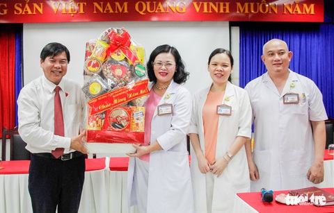 HĐND TP.HCM thăm, tặng quà chúc Tết Bệnh viện Hùng Vương và các hộ nghèo - Ảnh 1. HĐND TP.HCM thăm, tặng quà chúc Tết Bệnh viện Hùng Vương và các hộ nghèo - Ảnh 1.