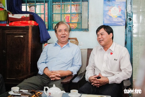 HĐND TP.HCM thăm, tặng quà chúc Tết Bệnh viện Hùng Vương và các hộ nghèo - Ảnh 2. HĐND TP.HCM thăm, tặng quà chúc Tết Bệnh viện Hùng Vương và các hộ nghèo - Ảnh 2.