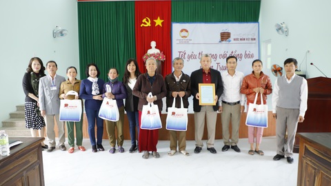 Đoàn Hiệp hội Nước mắm Việt Nam thăm và tặng quà Tết bà con tại Quảng Ngãi - Ảnh 3. Đoàn Hiệp hội Nước mắm Việt Nam thăm và tặng quà Tết bà con tại Quảng Ngãi - Ảnh 3.