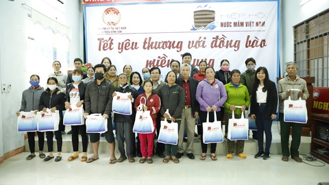 Đoàn Hiệp hội Nước mắm Việt Nam thăm và tặng quà Tết bà con tại Quảng Ngãi - Ảnh 2. Đoàn Hiệp hội Nước mắm Việt Nam thăm và tặng quà Tết bà con tại Quảng Ngãi - Ảnh 2.