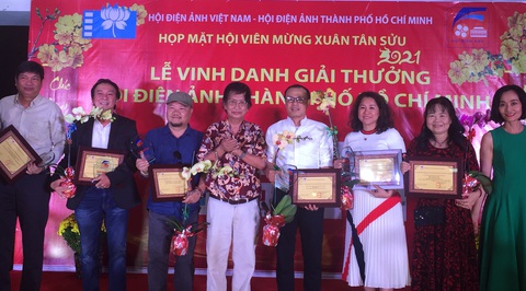 Tiệc trăng máu nhận giải thưởng Hội Điện ảnh TP.HCM - Ảnh 3. Tiệc trăng máu nhận giải thưởng Hội Điện ảnh TP.HCM - Ảnh 3.