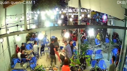 Hỗn chiến tại 2 quán nhậu sát nhau, nhiều người bị thương phải đi cấp cứu - Ảnh 2. Hỗn chiến tại 2 quán nhậu sát nhau, nhiều người bị thương phải đi cấp cứu - Ảnh 2.