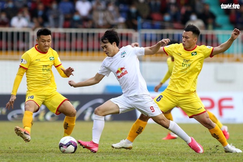 Tình huống trọng tài Ngô Duy Lân ngăn chặn xô xát ở trận HAGL thắng SLNA - Ảnh 12. Tình huống trọng tài Ngô Duy Lân ngăn chặn xô xát ở trận HAGL thắng SLNA - Ảnh 12.