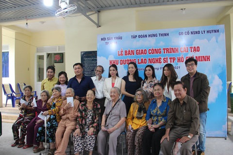 Lý Hùng, Lý Hương bật khóc trong lễ bàn giao công trình cải tạo khu dưỡng lão nghệ sĩ - Ảnh 2. Lý Hùng, Lý Hương bật khóc trong lễ bàn giao công trình cải tạo khu dưỡng lão nghệ sĩ - Ảnh 2.