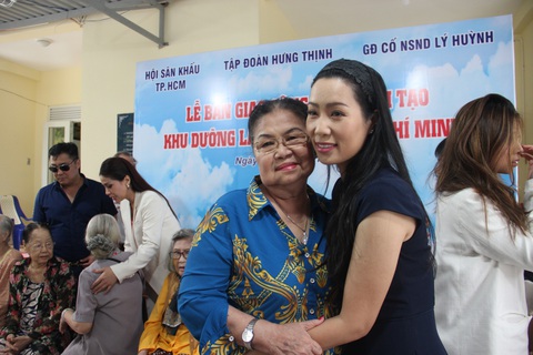 Lý Hùng, Lý Hương bật khóc trong lễ bàn giao công trình cải tạo khu dưỡng lão nghệ sĩ - Ảnh 3. Lý Hùng, Lý Hương bật khóc trong lễ bàn giao công trình cải tạo khu dưỡng lão nghệ sĩ - Ảnh 3.