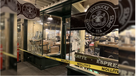 Côn đồ đập phá cửa hàng ở Seattle vì ghét thông điệp đoàn kết của ông Biden - Ảnh 1. Côn đồ đập phá cửa hàng ở Seattle vì ghét thông điệp đoàn kết của ông Biden - Ảnh 1.