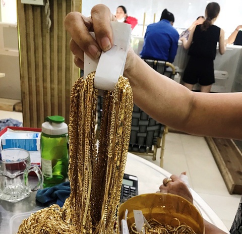 10 năm tù cho nhân viên tiệm vàng trộm 455 lượng vàng của chủ - Ảnh 2. 10 năm tù cho nhân viên tiệm vàng trộm 455 lượng vàng của chủ - Ảnh 2.